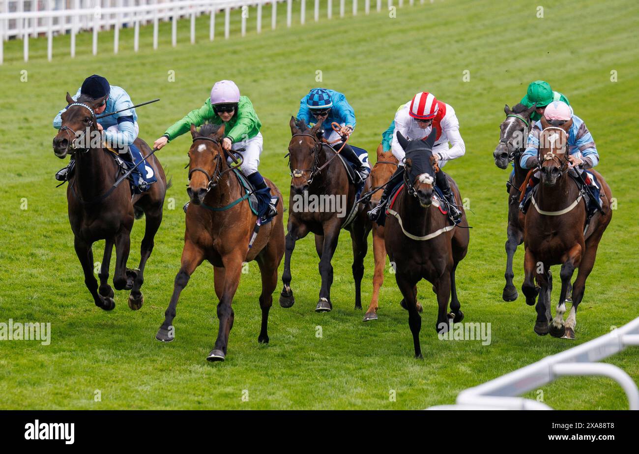 Breege, deuxième à gauche, monté par Jason Hart et détenu par John et Sean Quinn, remporte le 14h à Epsom le jour du Derby devant une tribune pleine. Banque D'Images