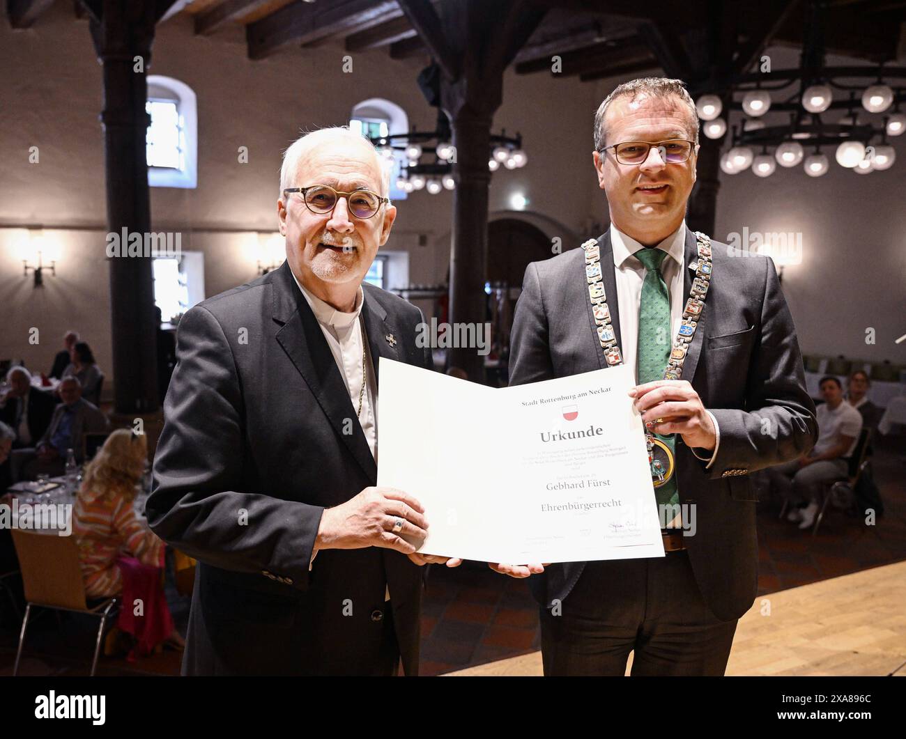 Rottenburg 04.06.2024 Verleihung des Ehrenbuergerrecht an den Bischof Dr Gebhard Fuerst Li, Dioezese Rottenburg - Stuttgart und Oberbuergermeister Stephan Neher Re, CDU mit Amtskette *** Rottenburg 04 06 2024 attribution de la citoyenneté honorifique à Mgr Gebhard Fuerst de gauche, Diocèse de Rottenburg Stuttgart et Lord Mayor Stephan Neher de droite, CDU avec chaîne de bureaux ulmer Banque D'Images