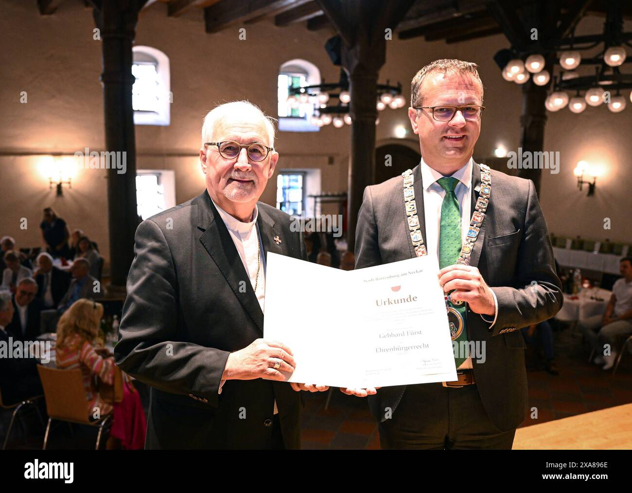 Rottenburg 04.06.2024 Verleihung des Ehrenbuergerrecht an den Bischof Dr Gebhard Fuerst Li, Dioezese Rottenburg - Stuttgart und Oberbuergermeister Stephan Neher Re, CDU mit Amtskette *** Rottenburg 04 06 2024 attribution de la citoyenneté honorifique à Mgr Gebhard Fuerst de gauche, Diocèse de Rottenburg Stuttgart et Lord Mayor Stephan Neher de droite, CDU avec chaîne de bureaux ulmer Banque D'Images