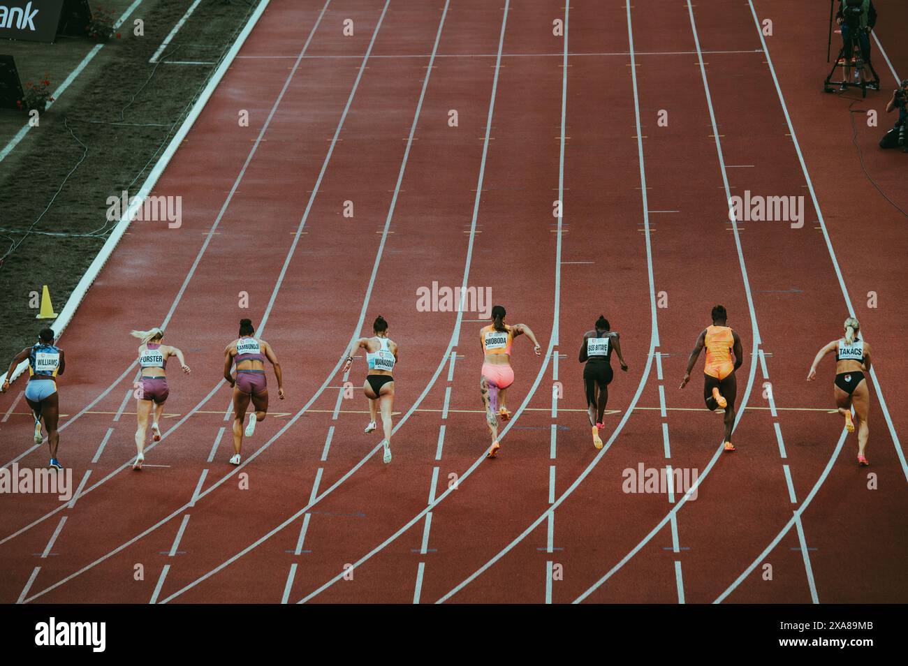 OSTRAVA, TCHÉQUIE, 28 MAI 2024 : puissance et vitesse. Groupe d'athlètes féminines dans un sprint de 100 m à enjeux élevés vers l'arrivée. Avant la course avant les jeux olympiques d'été Banque D'Images