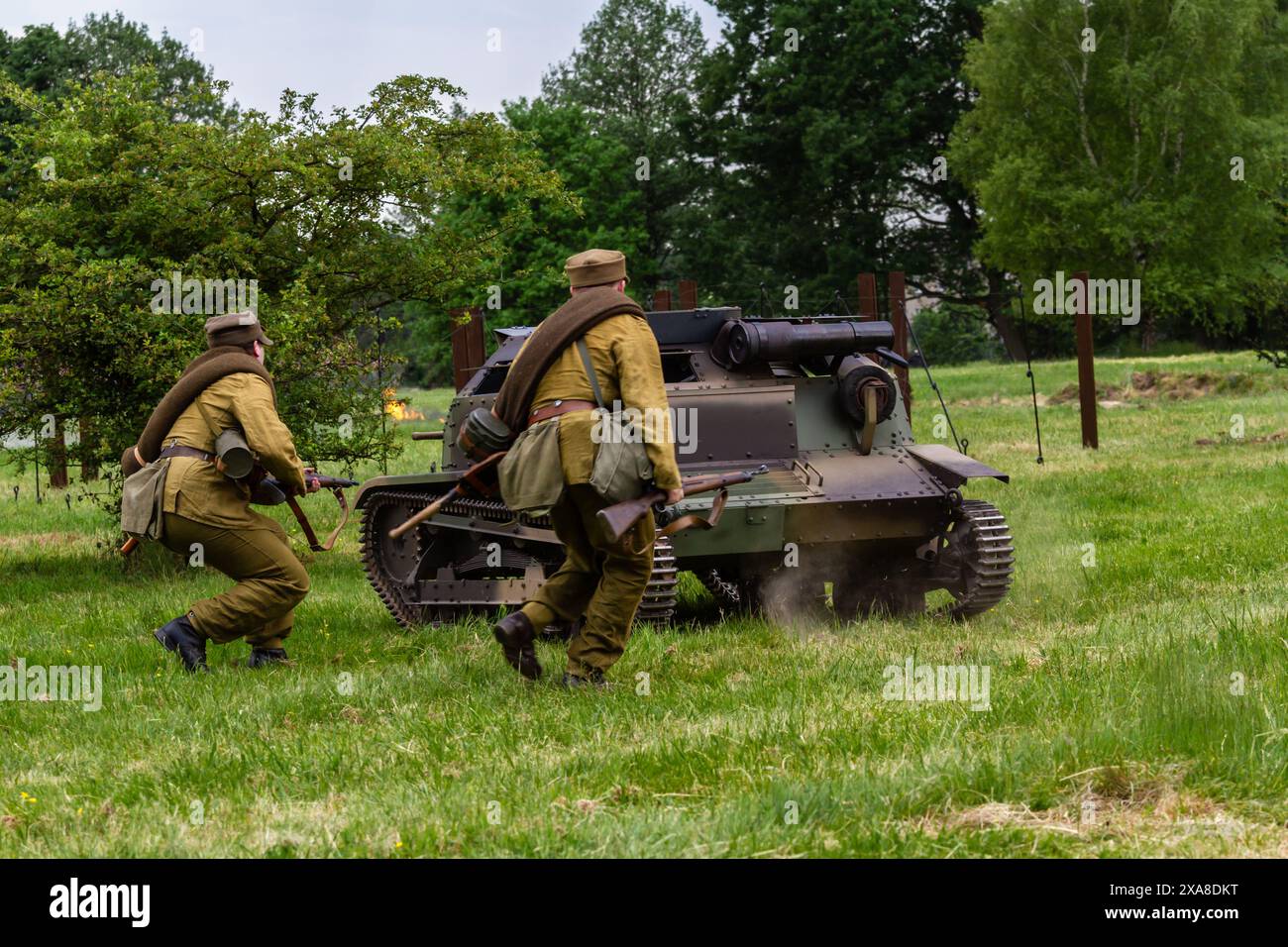 Reconstruction historique. Guerre défensive polonaise 1939. Bataille de Wyry. Les soldats d'infanterie polonais combattent sur le champ de bataille sous le couvert d'une chandelle. Banque D'Images