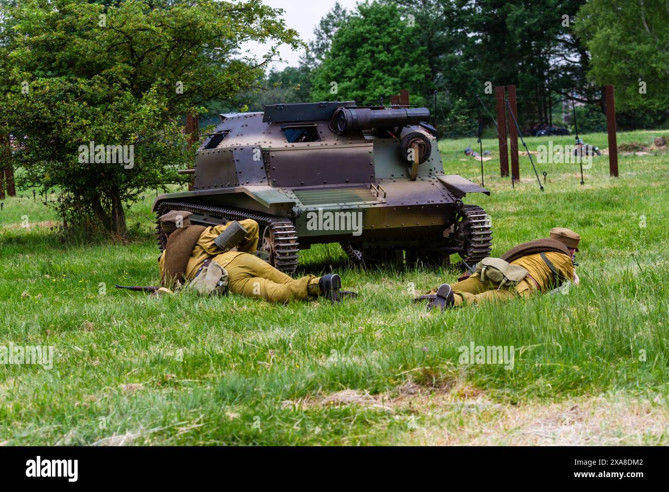 Reconstruction historique. Guerre défensive polonaise 1939. Bataille de Wyry. Les soldats d'infanterie polonais combattent sur le champ de bataille sous le couvert d'une chandelle. Banque D'Images
