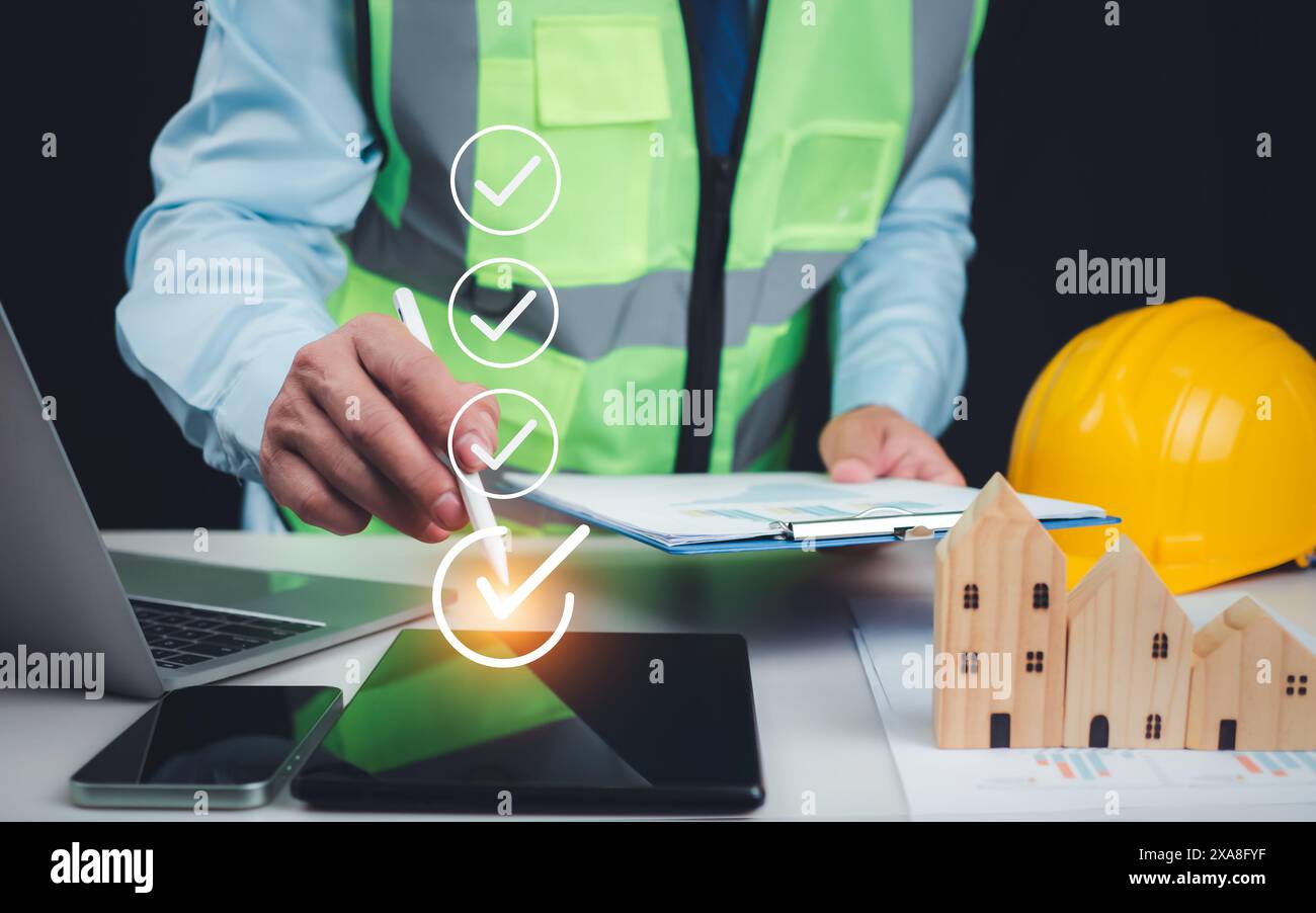 Architecte ou ingénieur vérifiant la liste des documents et approuvant le projet, bâtiments approuvés concept de permis avec bâtiment résidentiel approuvé p Banque D'Images