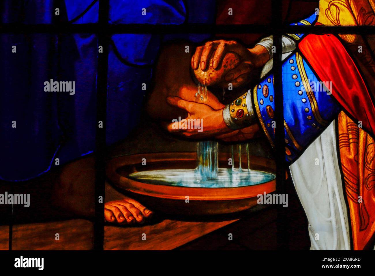 Vitrail représentant Saint Arnoult, évêque de Metz, lavant les pieds des pèlerins revenant de Terre Sainte. Chapelle royale de Dreux, France Banque D'Images
