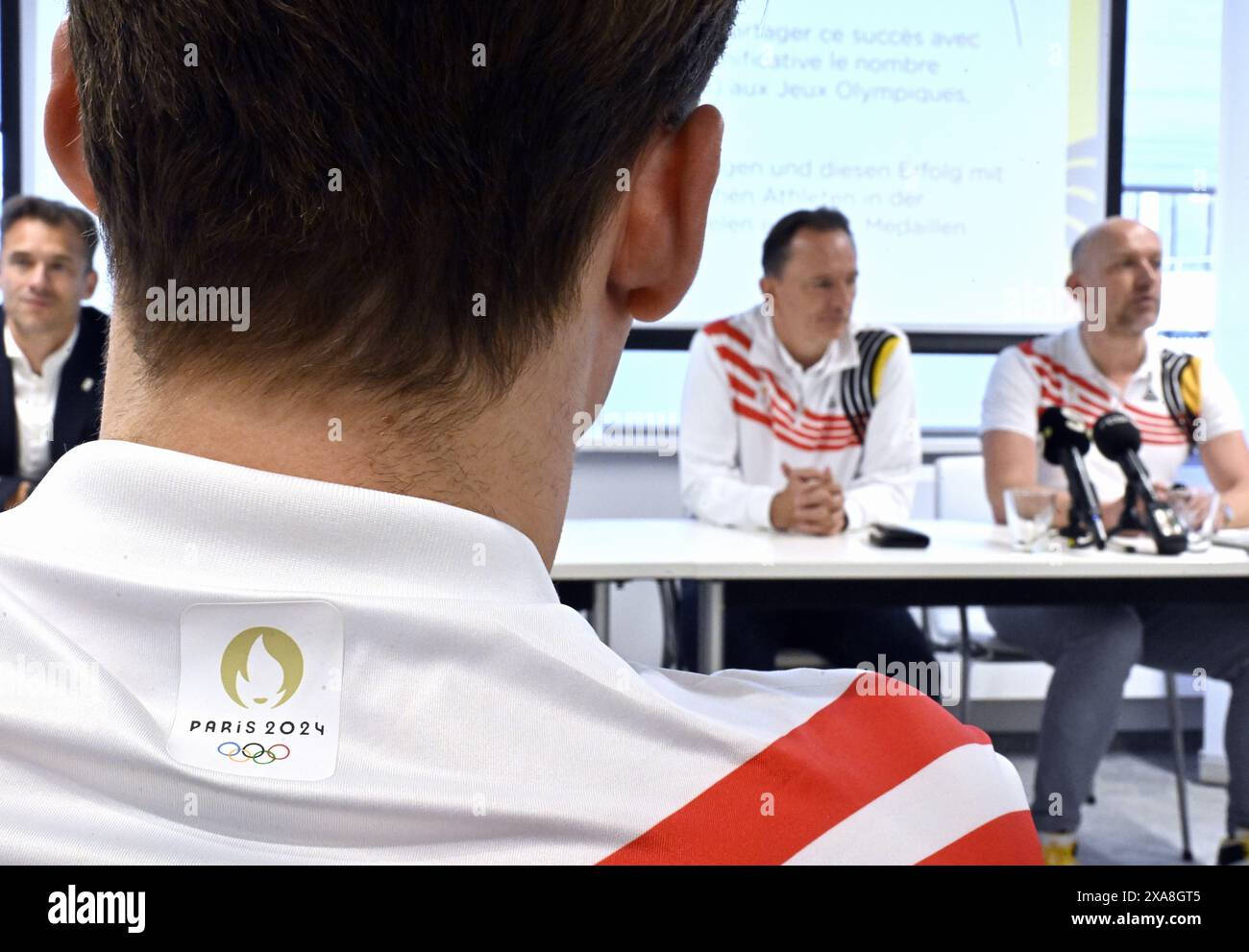 Bruxelles, Belgique. 05 juin 2024. Un logo Paris 2024 représenté sur le maillot d’un athlète lors d’une conférence de presse pour présenter la troisième partie de la sélection des athlètes de Team Belgium pour les Jeux Olympiques de Paris 2024, à Bruxelles, le mercredi 05 juin 2024. BELGA PHOTO ERIC LALMAND crédit : Belga News Agency/Alamy Live News Banque D'Images