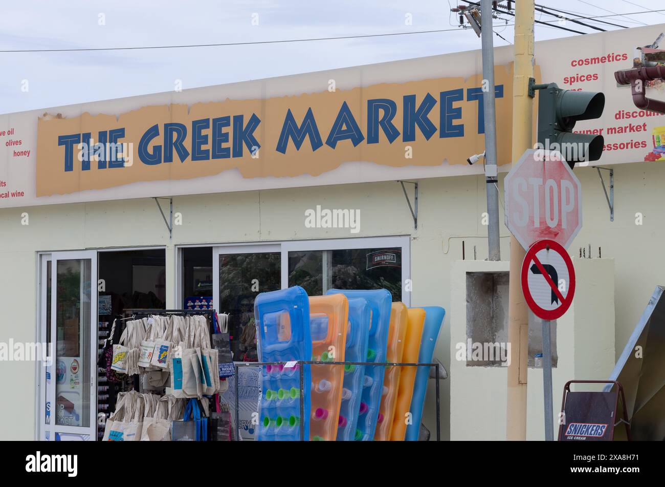Rhodes, Grèce - 30 mai 2019 : magasin local avec un panneau «marché grec» et des marchandises devant l'entrée Banque D'Images