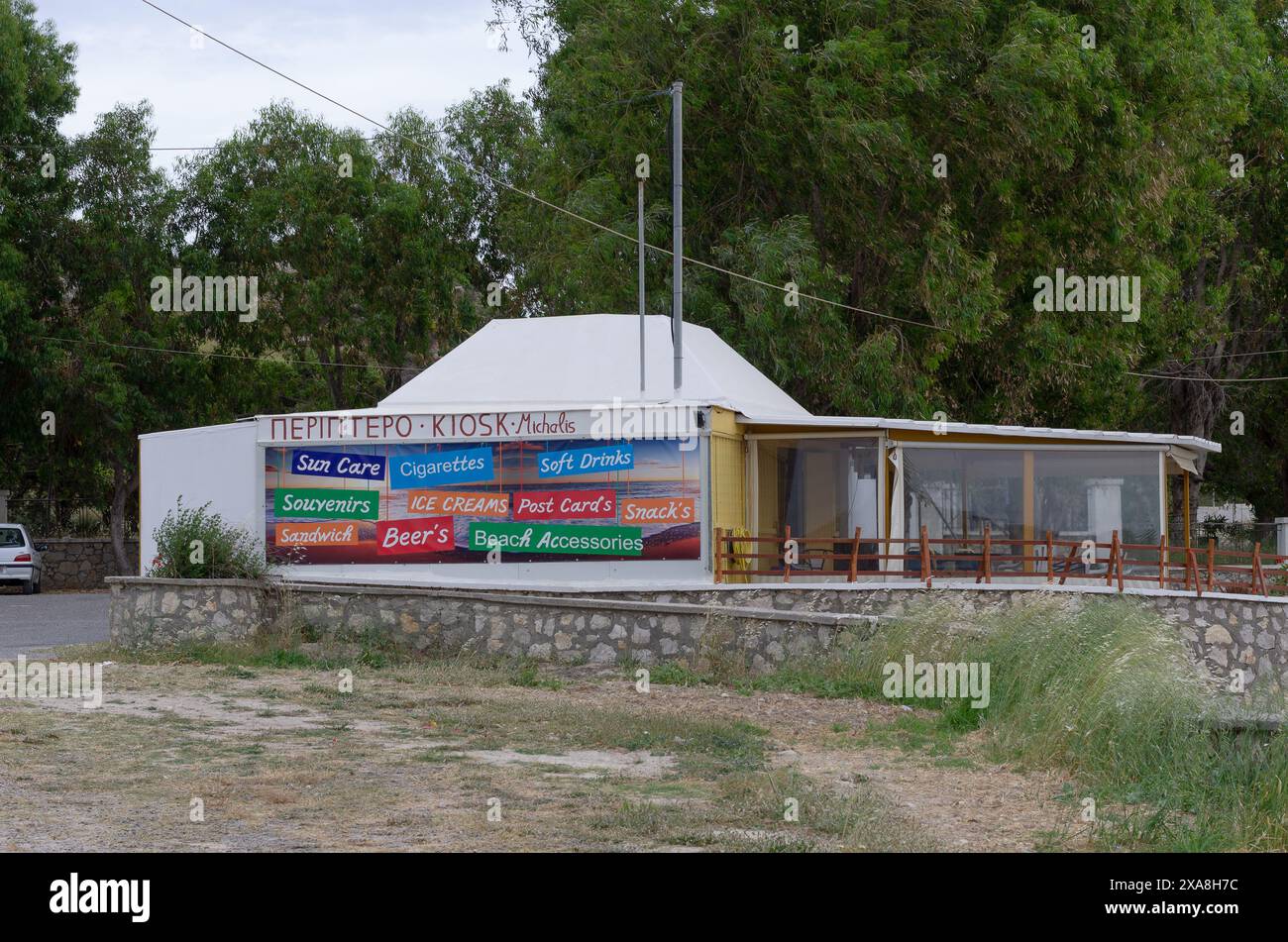Rhodes, Grèce - 30 mai 2019 : kiosque vendant divers produits pour les touristes avec des inscriptions en anglais et en grec Banque D'Images
