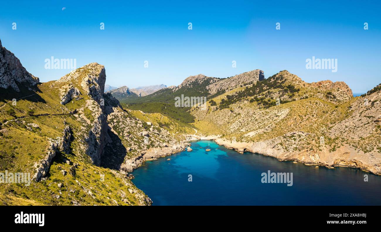 Vue panoramique de Cala Figuera petite plage entourée de montagnes, Cap de Formentor, Majorque, Îles Baléares, Espagne Banque D'Images