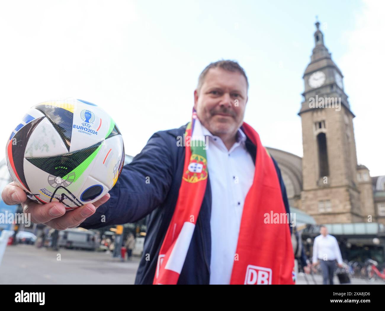 Hambourg, Allemagne. 05 juin 2024. Markus Hock, directeur adjoint de la gare de Hambourg et directeur de programme de Deutsche Bahn pendant l'UEFA EURO 2024 pour les gares de passagers à l'échelle nationale, organise un mini football 'Fussballlliebe' devant la gare centrale de Hambourg. Deutsche Bahn a dévoilé ses préparatifs pour les Championnats d’Europe 2024. À la gare centrale de Hambourg, les effectifs sont augmentés, un « Welcome Desk » est installé pour les fans arrivant et les résultats des matchs actuels et les nouvelles sont affichés sur les écrans. Crédit : Marcus Brandt/dpa/Alamy Live News Banque D'Images