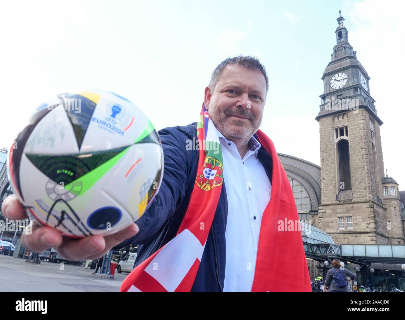 Hambourg, Allemagne. 05 juin 2024. Markus Hock, directeur adjoint de la gare de Hambourg et directeur de programme de Deutsche Bahn pendant l'UEFA EURO 2024 pour les gares de passagers à l'échelle nationale, organise un mini football 'Fussballlliebe' devant la gare centrale de Hambourg. Deutsche Bahn a dévoilé ses préparatifs pour les Championnats d’Europe 2024. À la gare centrale de Hambourg, les effectifs sont augmentés, un « Welcome Desk » est installé pour les fans arrivant et les résultats des matchs actuels et les nouvelles sont affichés sur les écrans. Crédit : Marcus Brandt/dpa/Alamy Live News Banque D'Images