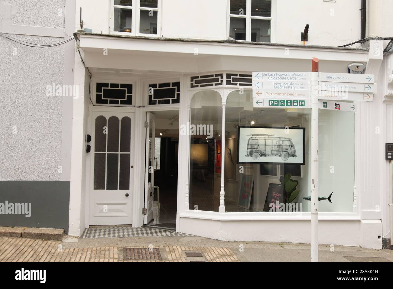 Boutique sur Fore Street, composé Ives, Cornwall, England, UK, 2024 Banque D'Images