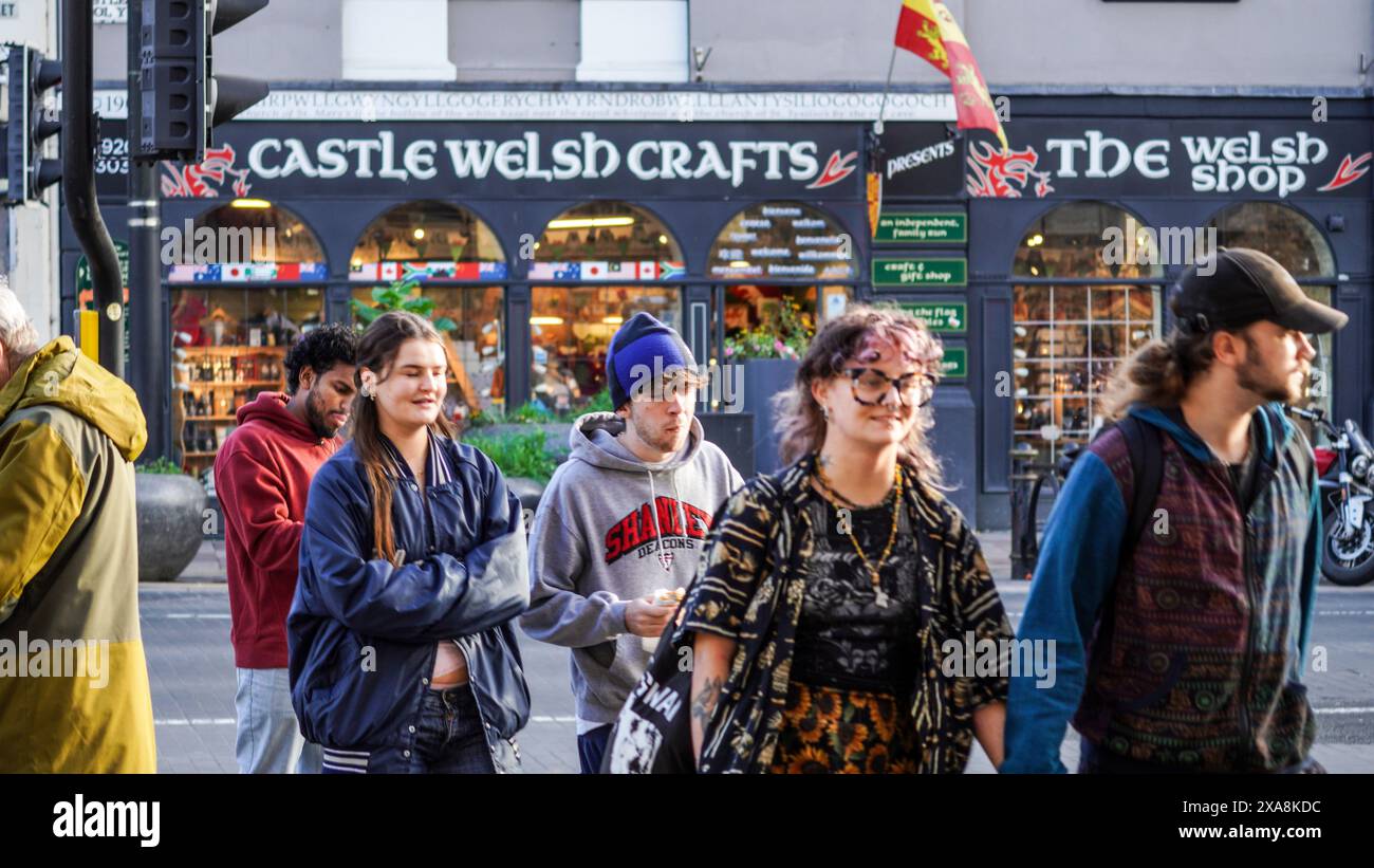 Cardiff, pays de Galles. Oct 29 2023 : les visiteurs et les touristes marchent vers l'entrée du château de Cardiff avec les boutiques d'artisanat gallois en arrière-plan vendant des souvenirs Banque D'Images