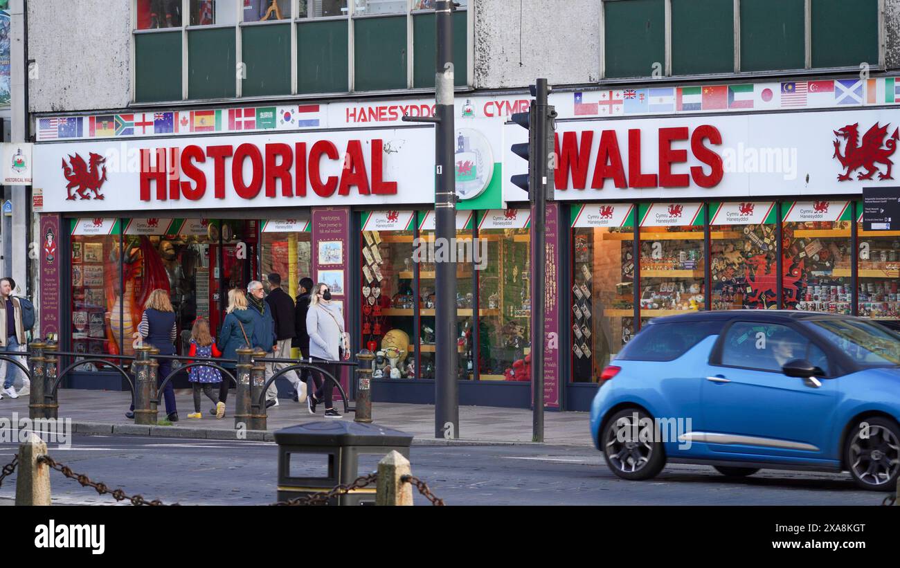 Cardiff, pays de Galles. Oct 29 2023 : visiteurs et touristes en face de l'entrée du château de Cardiff avec la boutique de souvenirs traditionnelle en arrière-plan Banque D'Images