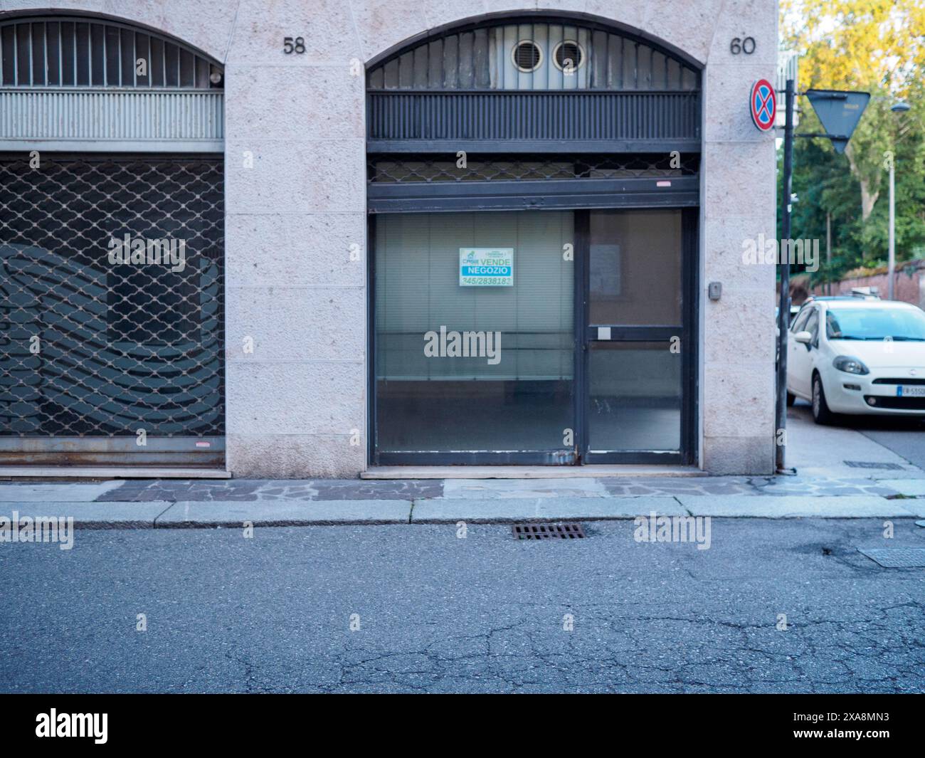 Cremona, Italie - 27 mai 2024 capturant la lutte économique de l'italie, une vitrine vide avec un signe de loyer reflète les petites entreprises en crise, indice Banque D'Images