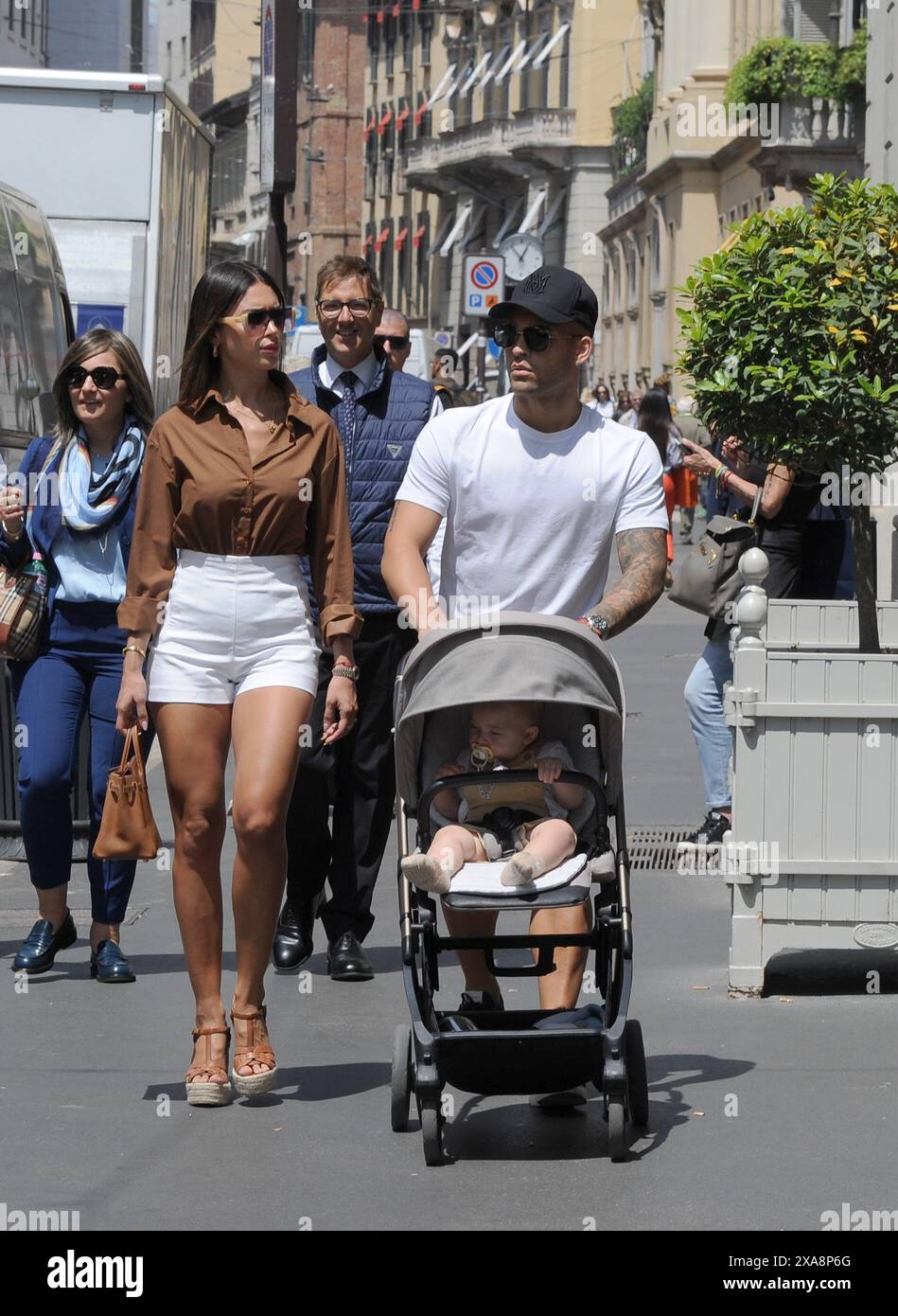 Milan, 28-05-2024 Lautaro Martinez, attaquant des champions italiens Inter et de l'équipe nationale Argentine, arrive au centre avec sa femme Agustina Gandolfo et son fils Theo et entre dans 'Damiani', la prestigieuse bijouterie de via Montenapoleone pour faire du shopping. SERVICE EXCLUSIF Banque D'Images