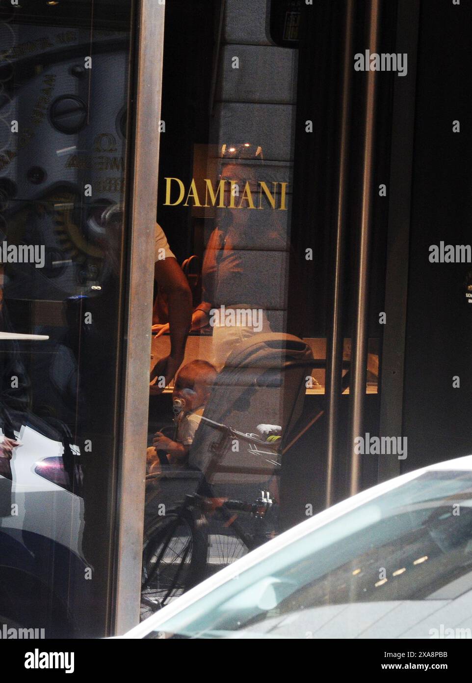 Milan, 28-05-2024 Lautaro Martinez, attaquant des champions italiens Inter et de l'équipe nationale Argentine, arrive au centre avec sa femme Agustina Gandolfo et son fils Theo et entre dans 'Damiani', la prestigieuse bijouterie de via Montenapoleone pour faire du shopping. SERVICE EXCLUSIF Banque D'Images