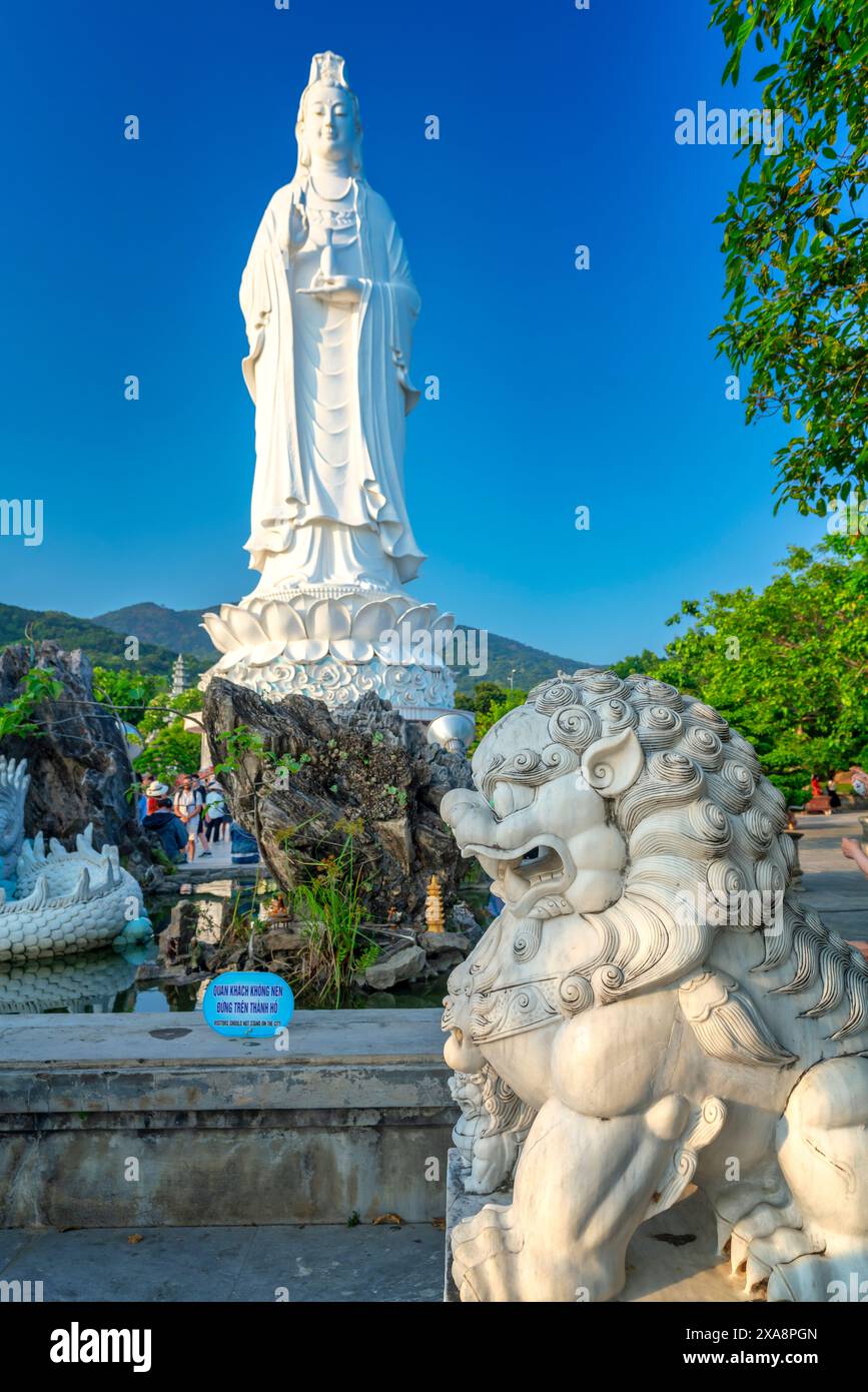 Da Nang, Vietnam - 15 avril 2024 : Statue de Dame Bouddha à la pagode Linh Ung dans la ville de Danang au Vietnam Banque D'Images