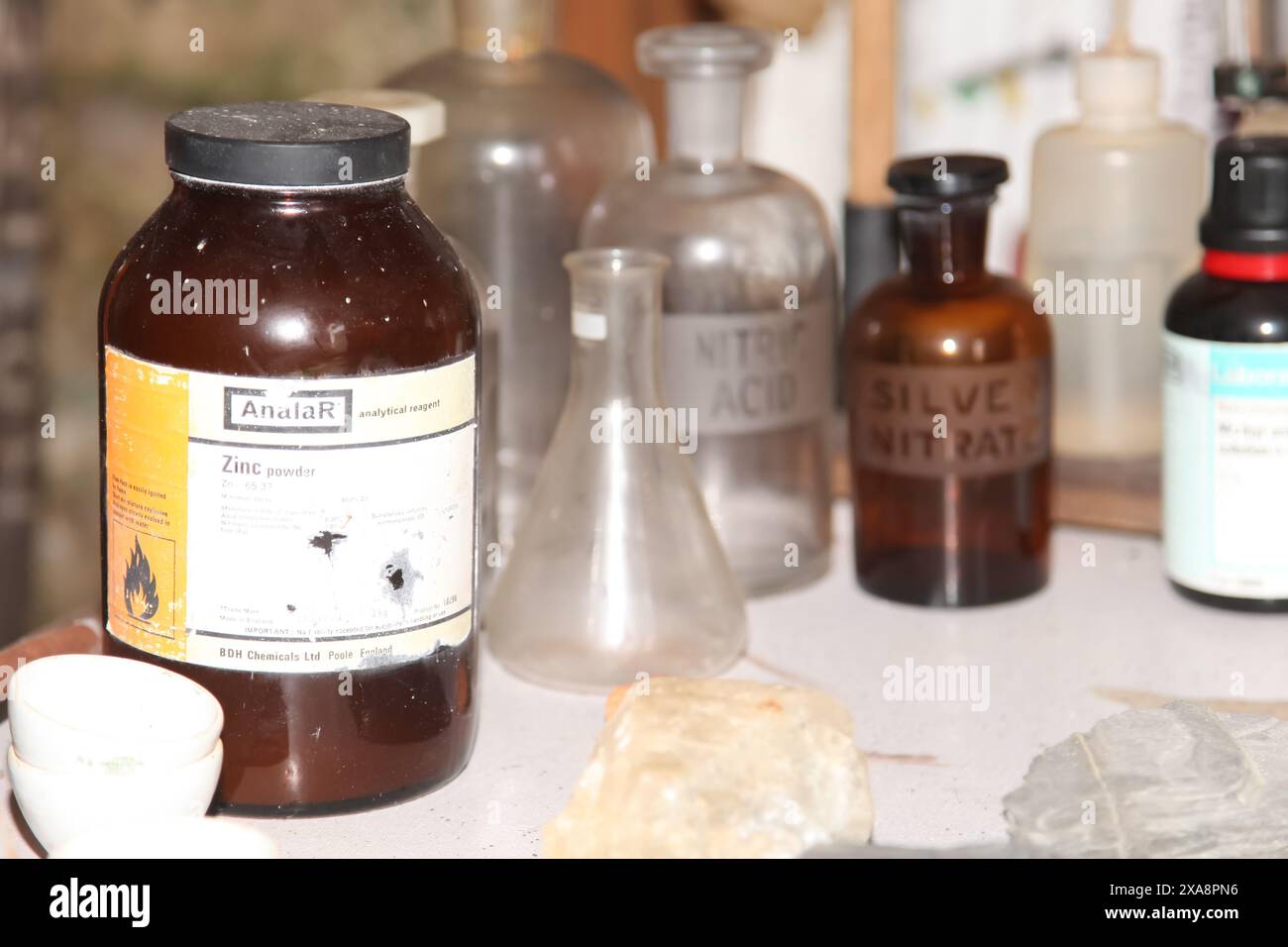 Bouteille de poudre de zinc et de nitrate d'argent minier produits chimiques Geevor Tin mine Museum, Pendeen, Penzance, Cornouailles, Angleterre, ROYAUME-UNI, 2024 Banque D'Images