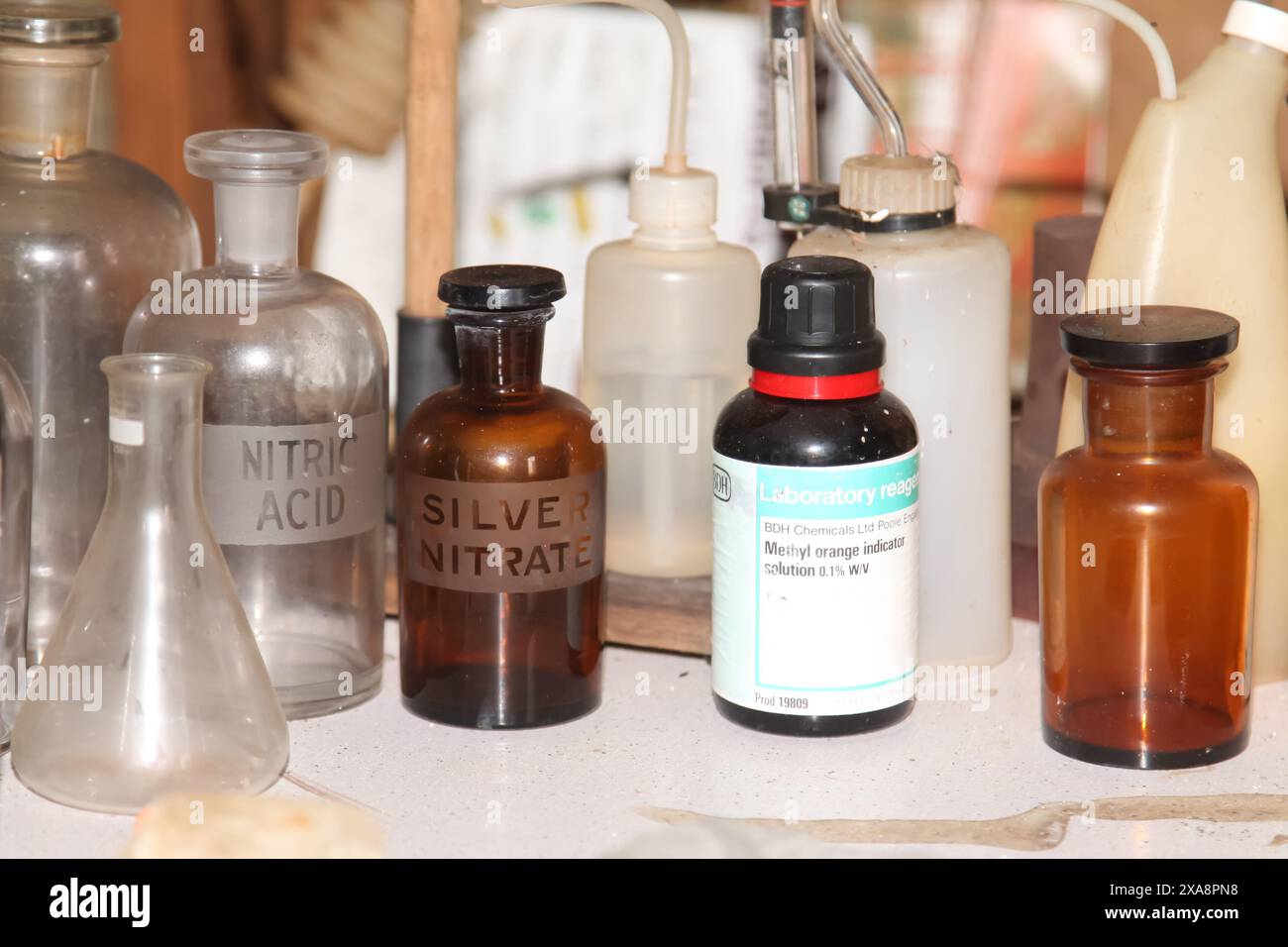 Bouteille de nitrate d'argent, orange méthylique, Geevor Tin mine Museum, Pendeen, Penzance, Cornouailles, Angleterre, ROYAUME-UNI, 2024 Banque D'Images