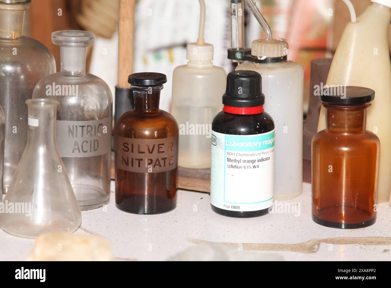 Bouteille de nitrate d'argent, orange méthylique, Geevor Tin mine Museum, Pendeen, Penzance, Cornouailles, Angleterre, ROYAUME-UNI, 2024 Banque D'Images