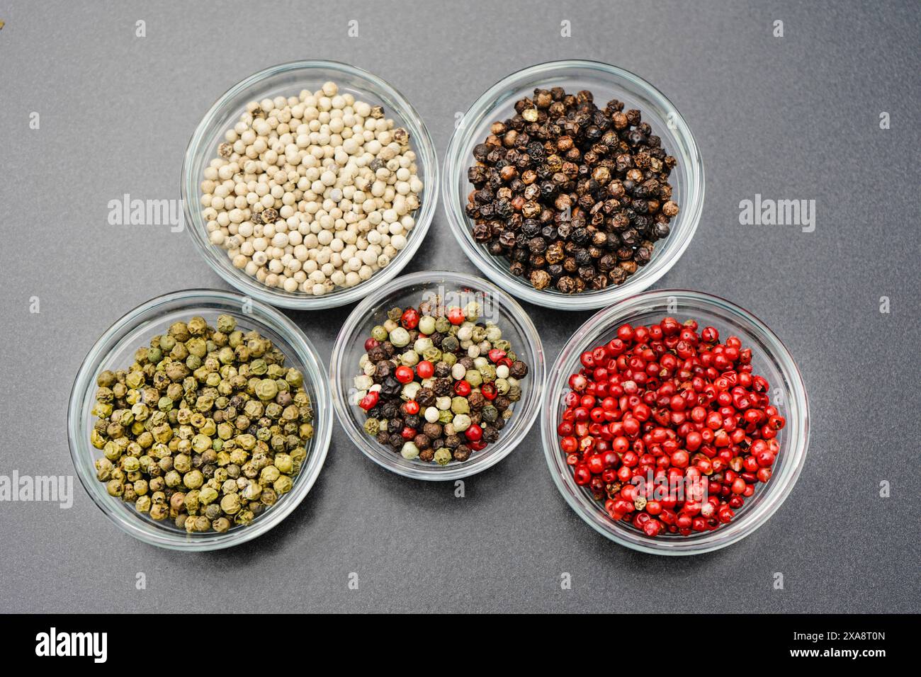 Poivre mélange de poivre rouge, noir, blanc et vert dans des bols en verre Banque D'Images