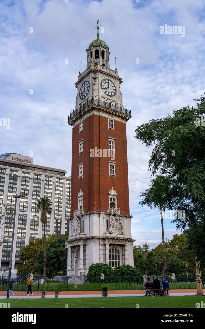 La tour monumentale, anciennement la tour anglaise, est une tour de l'horloge dans le quartier du Retiro à Buenos Aires, en Argentine. Il se trouve dans l'ancienne Plaza B. Banque D'Images