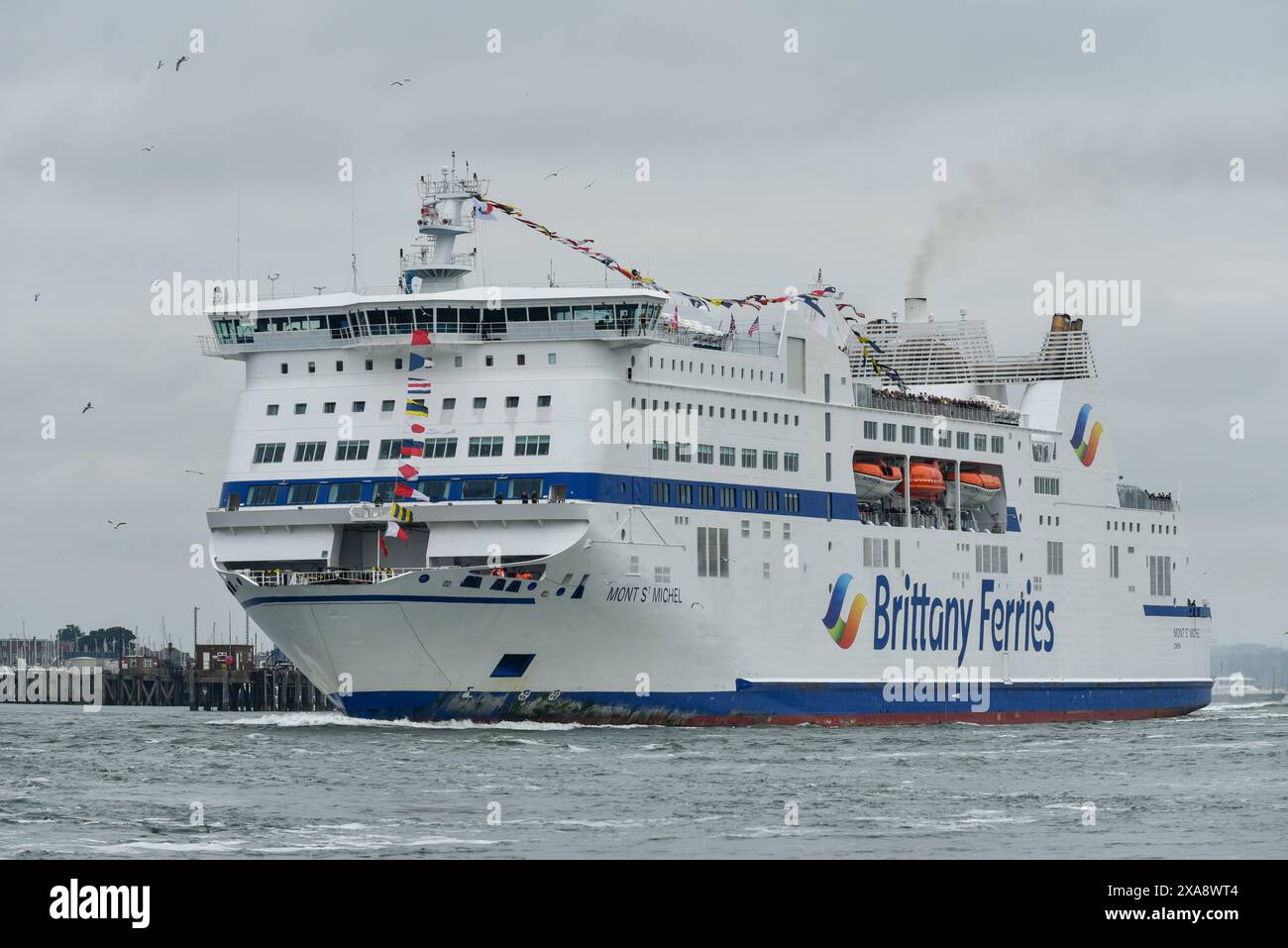 Les ferries bretonnes du Mont St Michel quittent le port de Portsmouth et emmènent les vétérans du jour J et leurs familles en Normandie. 4 juin 2024. Banque D'Images