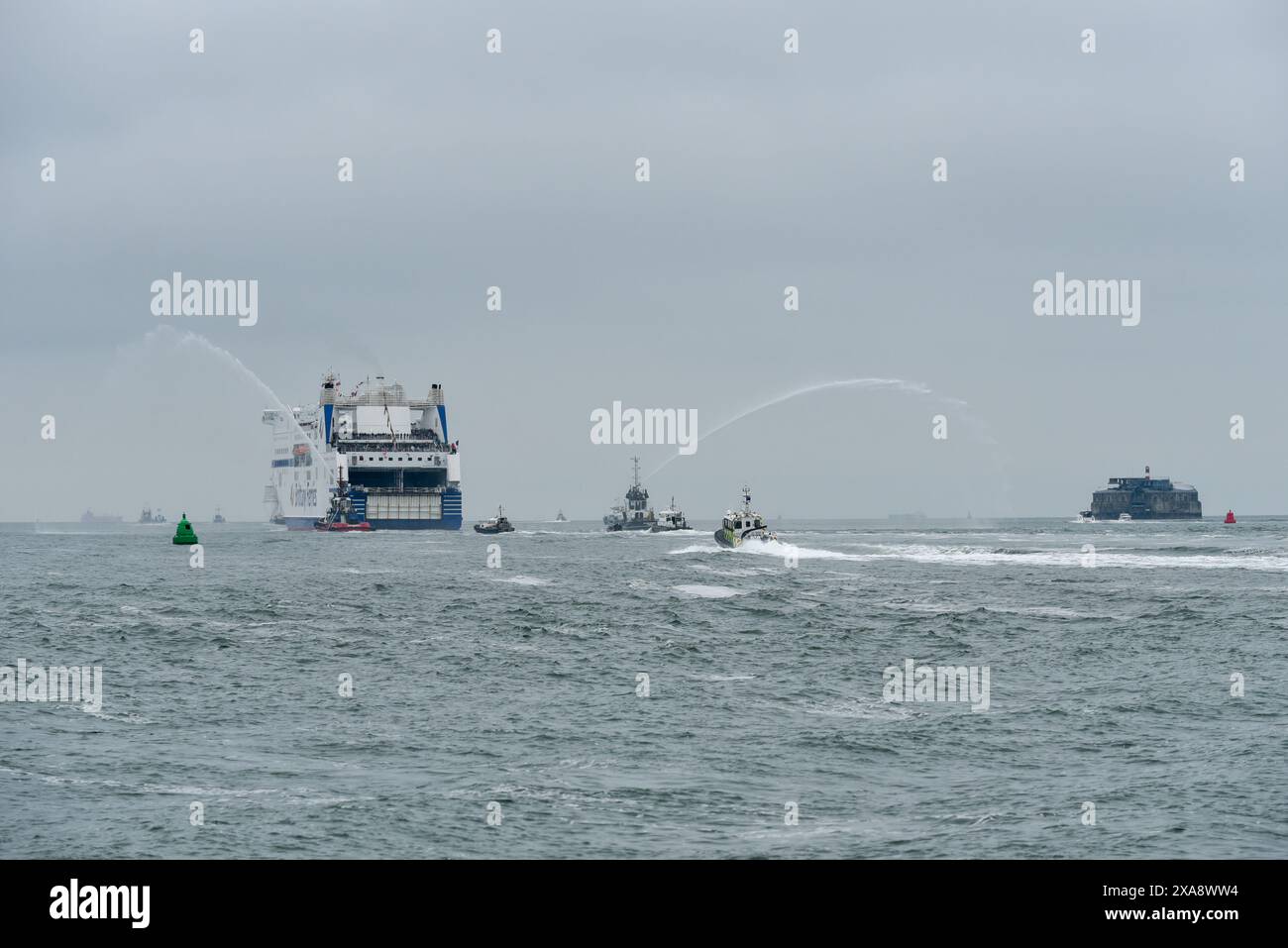 Les ferries bretons du Mont St Michel et la flottille quittent le port de Portsmouth et passent devant les forts du Solent pour emmener les vétérans du jour J en Normandie. 4 juin 2024 Banque D'Images