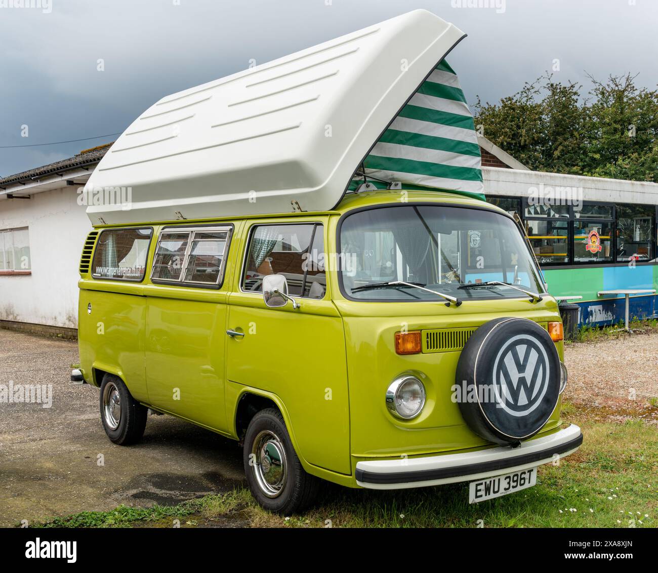 Wareham, Royaume-Uni, 18.05.2024, Classic Volkswagen Kombi camping-car avec tente de toit Banque D'Images