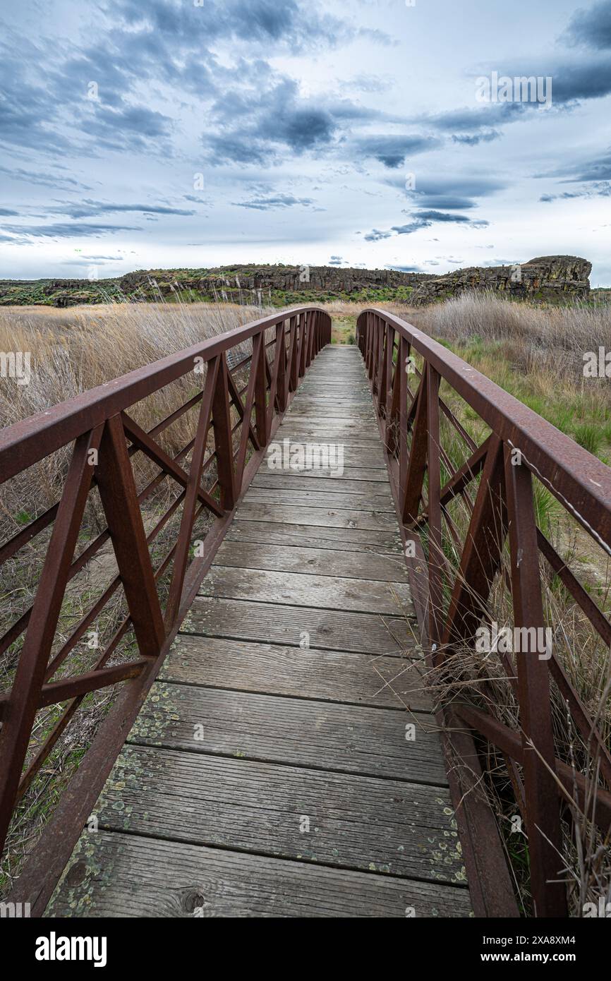 Petit pont piéton dans la réserve naturelle nationale de Columbia, WA Banque D'Images