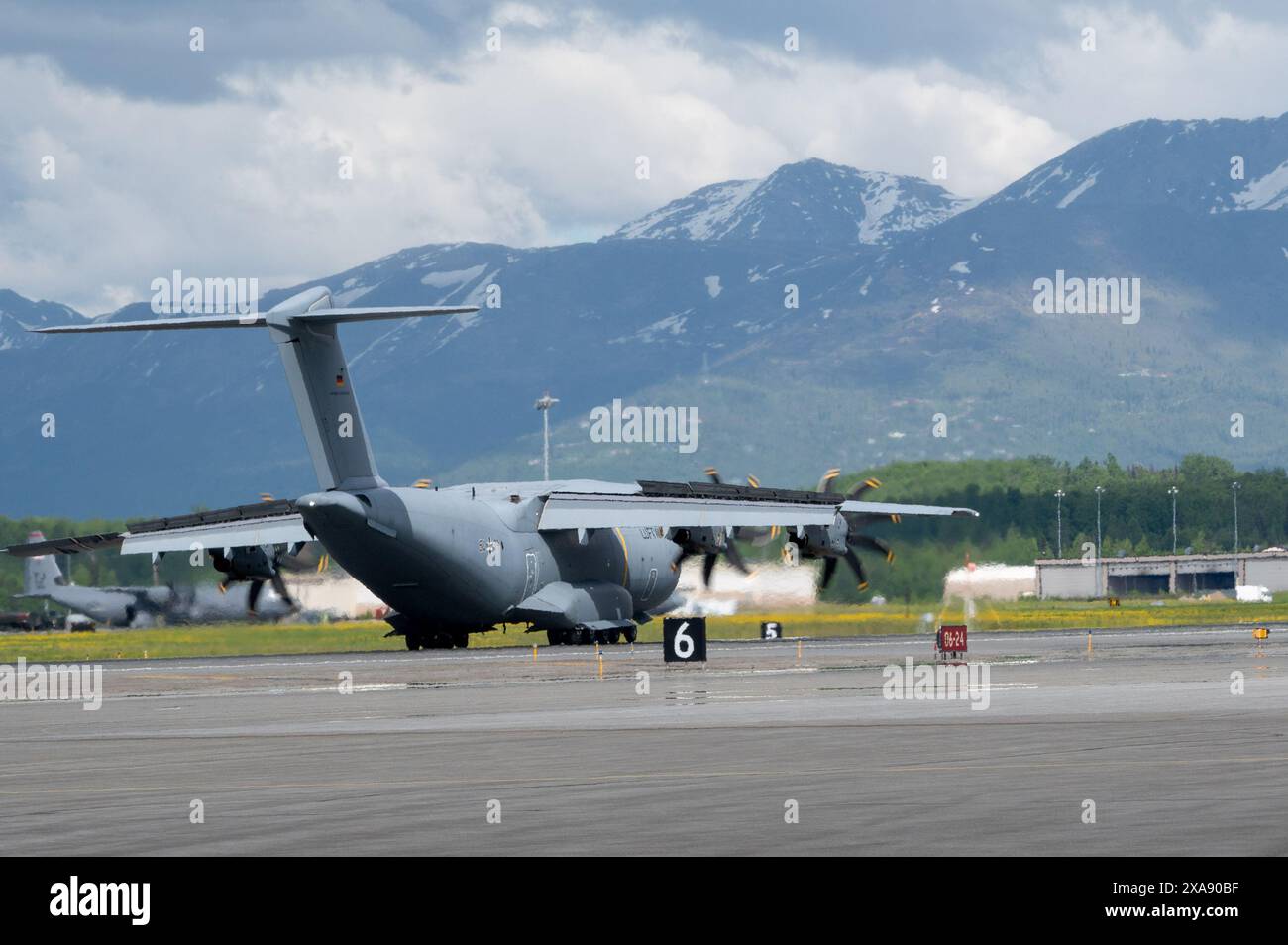 Un Airbus A400M Atlas de la Luftwaffe atterrit sur une piste à la base conjointe Elmendorf-Richardson, Alaska, le 3 juin 2024. La cargaison est arrivée d'Europe dans le cadre d'un germe Banque D'Images