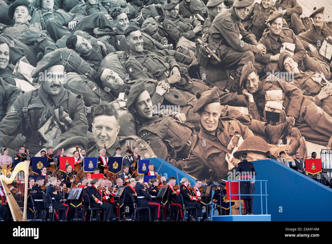 Des photos de soldats sont vues sur un grand écran lors de l'événement commémoratif national du Royaume-Uni pour le 80e anniversaire du jour J, organisé par le ministère de la Défense sur Southsea Common à Portsmouth, Hampshire. Date de la photo : mercredi 5 juin 2024. Banque D'Images