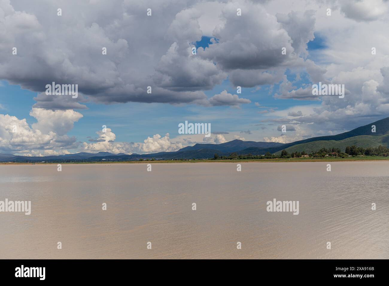 Beau paysage d'un lac avec des montagnes en arrière-plan, lagon Angostura Cochabamba Banque D'Images