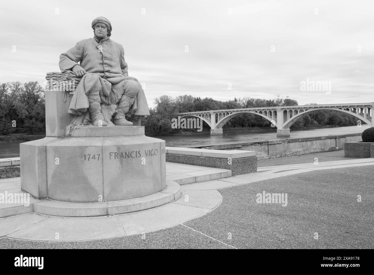 Statue de Francis Vigo dans le parc historique national George Rogers Clark, Vincennes, Indiana, États-Unis. Rivière Wabash en arrière-plan Banque D'Images