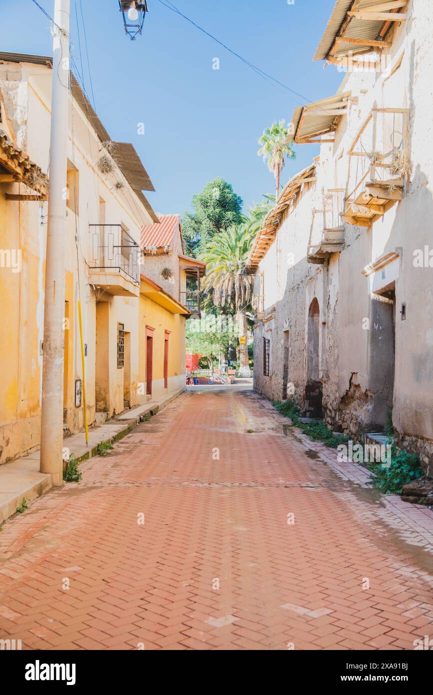 Belle rue coloniale avec des maisons colorées et anciennes en adobe de boue dans la ville de Tarata Cochabamba Bolivie Banque D'Images