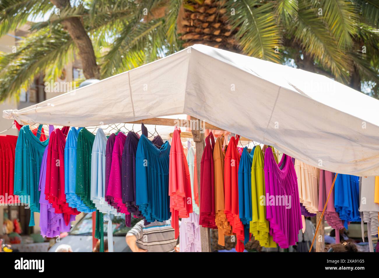 Jupes boliviennes colorées traditionnelles accrochées dans un marché à vendre, vêtements traditionnels boliviens appelés 'Polleras'. Banque D'Images