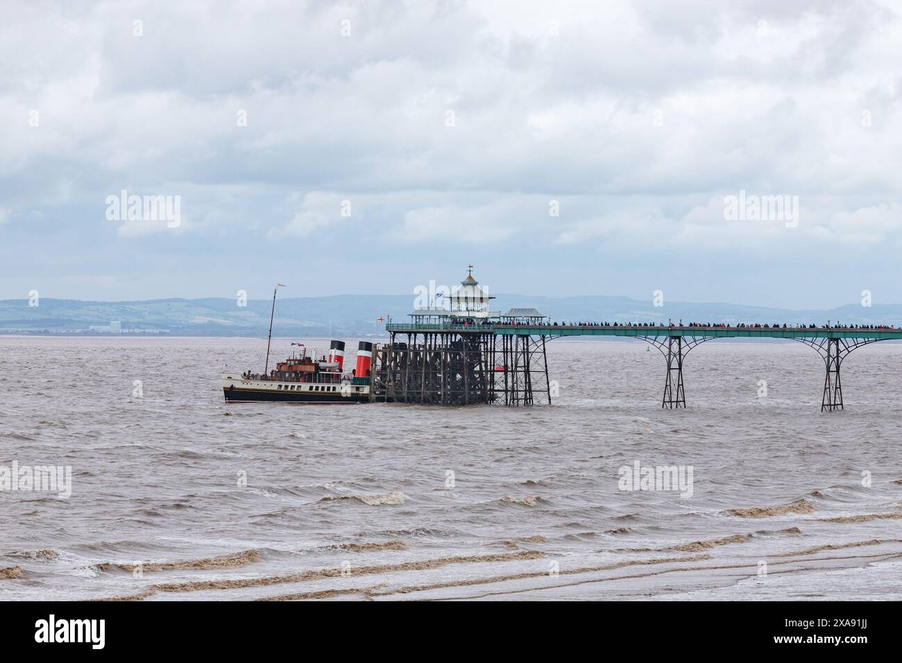 Le PS Waverley, le dernier bateau à aubes transportant des passagers en mer au monde, attend que les passagers embarquent à bord du Victorian Pier à Clevedon Banque D'Images