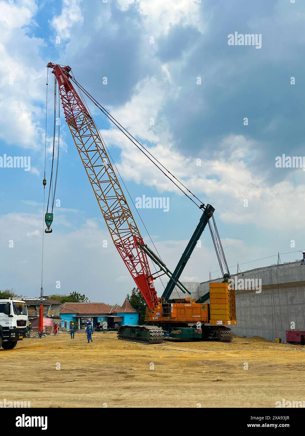 Les grues Big Mobile sont des fermes de pont élévateur pour le transport à installer sur le site Banque D'Images