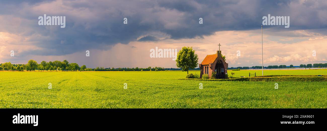Une large image panoramique 3:1 du monument de la seconde Guerre mondiale 'notre Dame de la floraison Betuwe' à Bemmel (municipalité de Lingewaard), aux pays-Bas, Banque D'Images