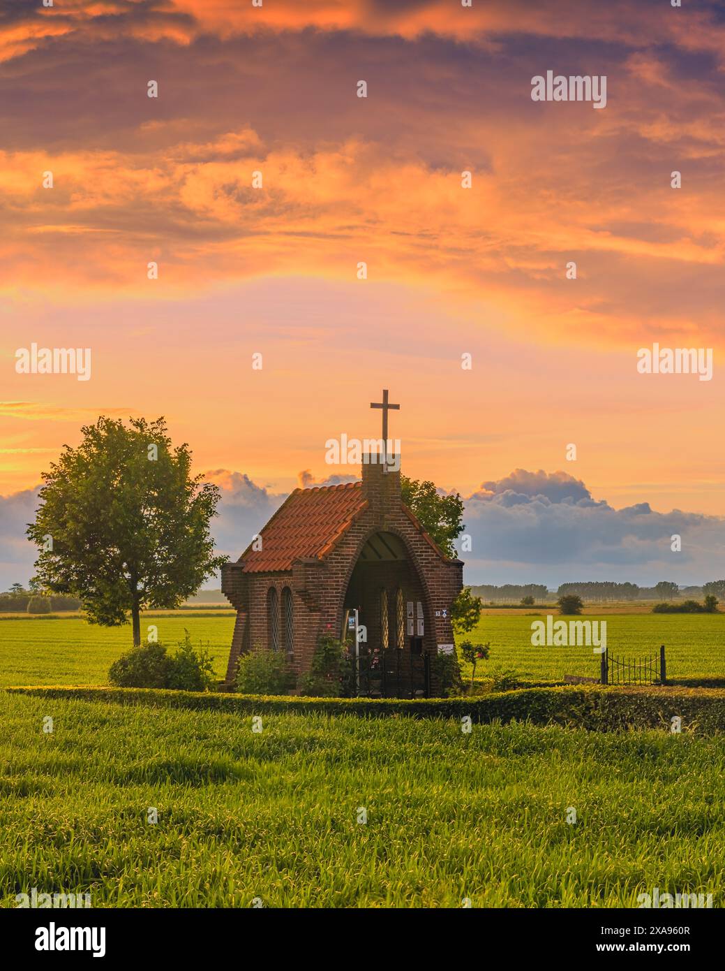 Une image verticale 4:5 d'un magnifique coucher de soleil sur le monument de la seconde Guerre mondiale 'notre Dame de la floraison Betuwe' à Bemmel (municipalité de Lingewaard), Banque D'Images