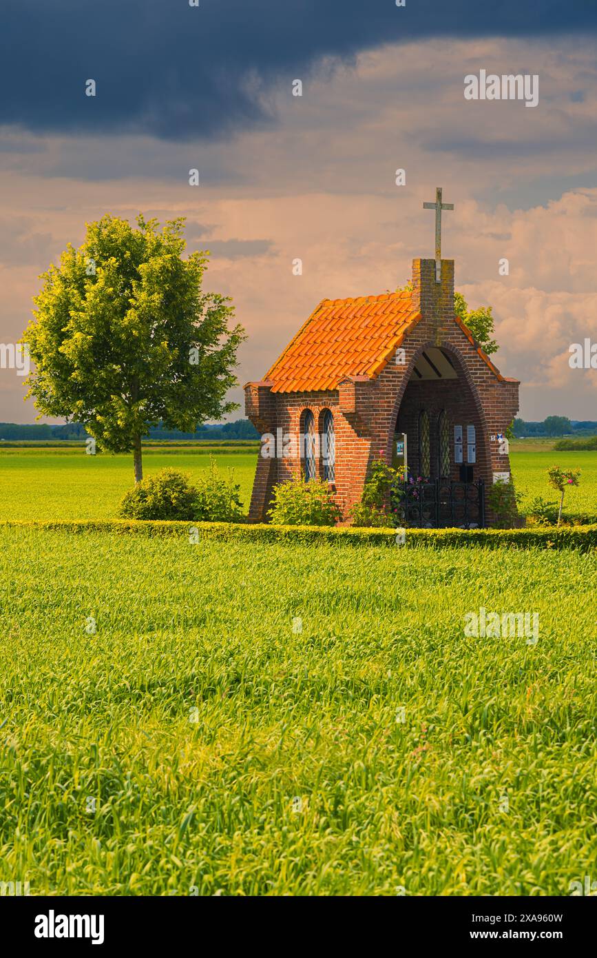 Une image verticale du monument de la seconde Guerre mondiale 'notre Dame de la floraison Betuwe' à Bemmel (municipalité de Lingewaard), aux pays-Bas, a Maria c Banque D'Images