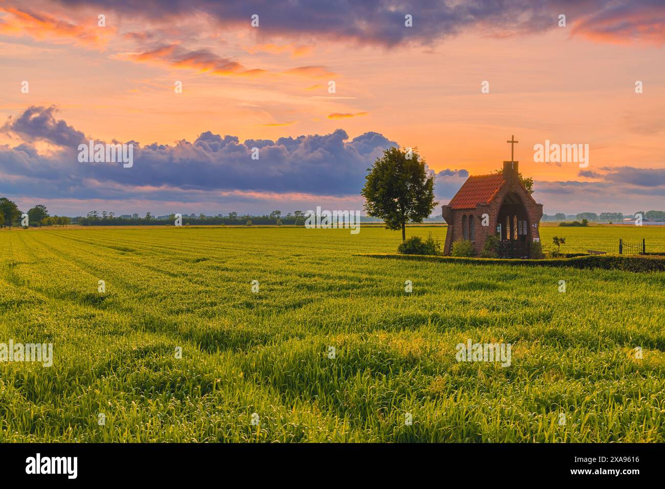 Une image d'un magnifique coucher de soleil au monument de la seconde Guerre mondiale 'notre Dame de la floraison Betuwe' à Bemmel (municipalité de Lingewaard), aux pays-Bas Banque D'Images