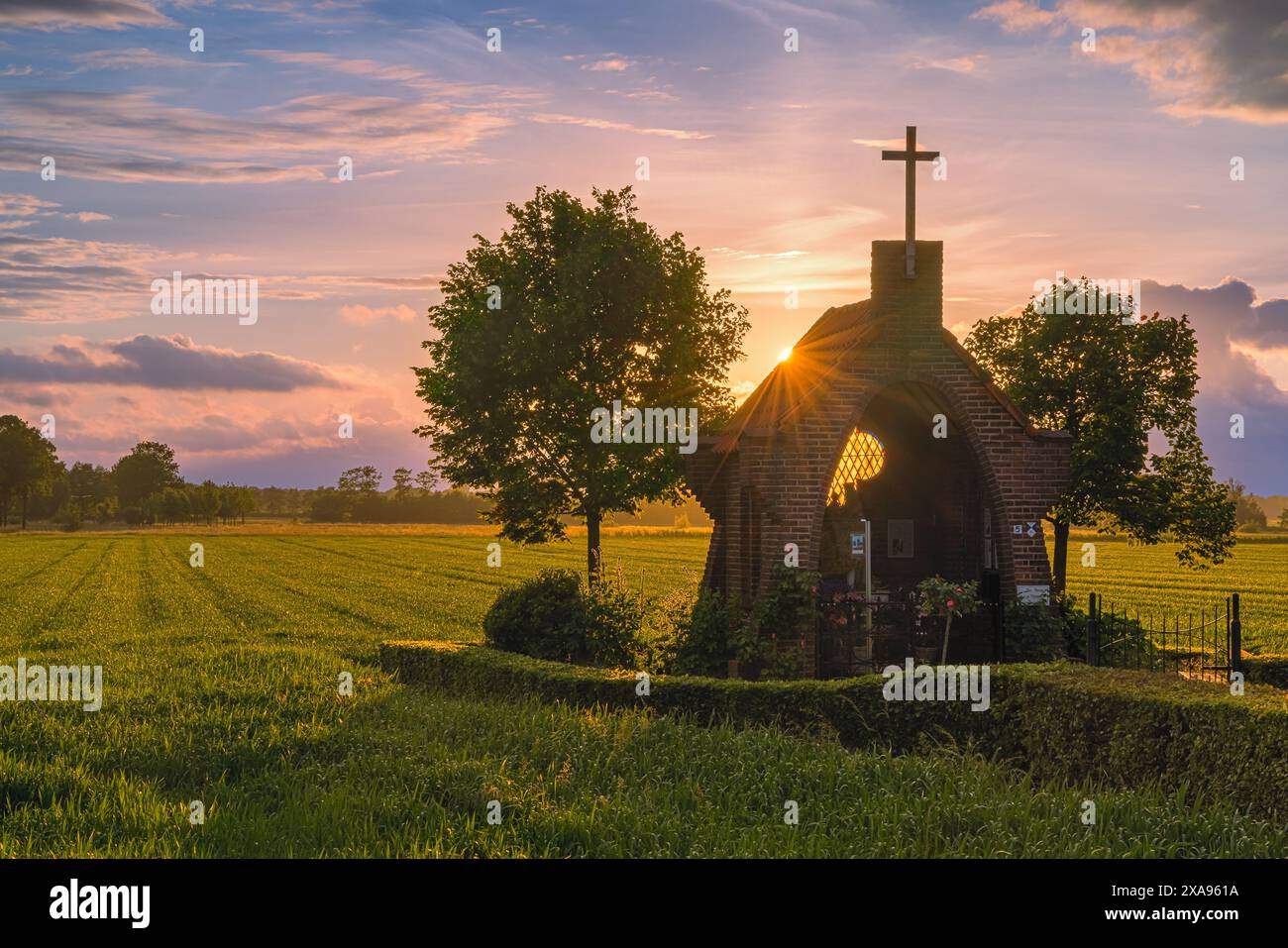 Coucher de soleil au monument de la seconde Guerre mondiale 'notre Dame de la floraison Betuwe' à Bemmel (municipalité de Lingewaard), aux pays-Bas, une chapelle Maria buil Banque D'Images