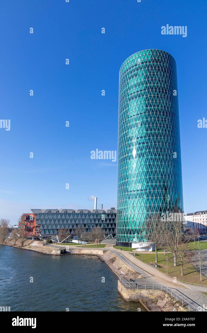 Francfort, Allemagne - 28 février 2023 : vue sur la tour du port ouest de Francfort à la rivière main, un horizon moderne avec des lofts, des appartements et cher l Banque D'Images