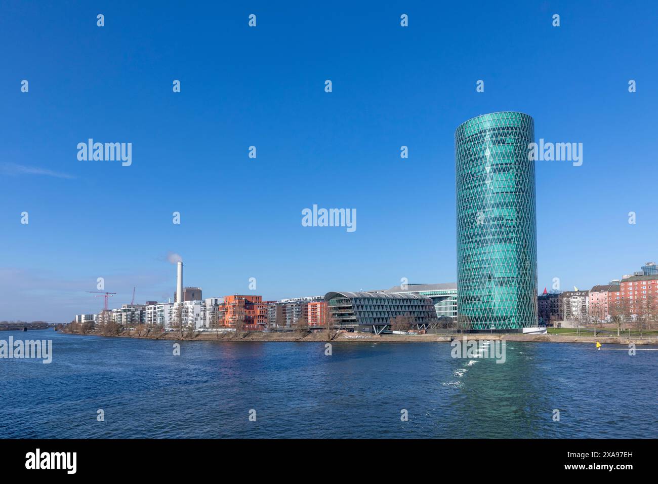 Francfort, Allemagne - 28 février 2023 : vue sur la tour du port ouest de Francfort à la rivière main, un horizon moderne avec des lofts, des appartements et cher l Banque D'Images