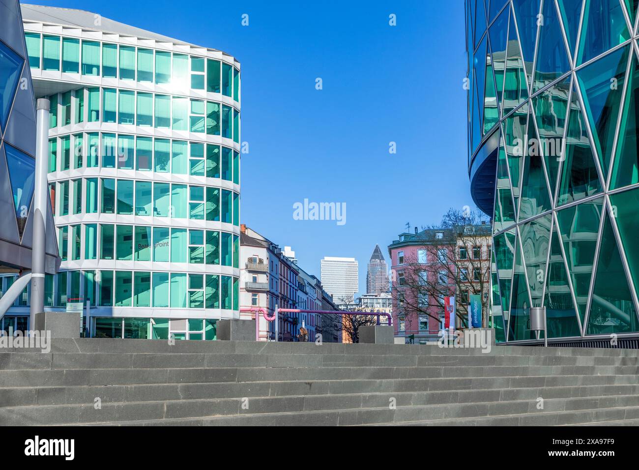 Francfort, Allemagne - 28 février 2023 : vue sur la tour du port ouest de Francfort à la rivière main, un horizon moderne avec des lofts, des appartements et cher l Banque D'Images