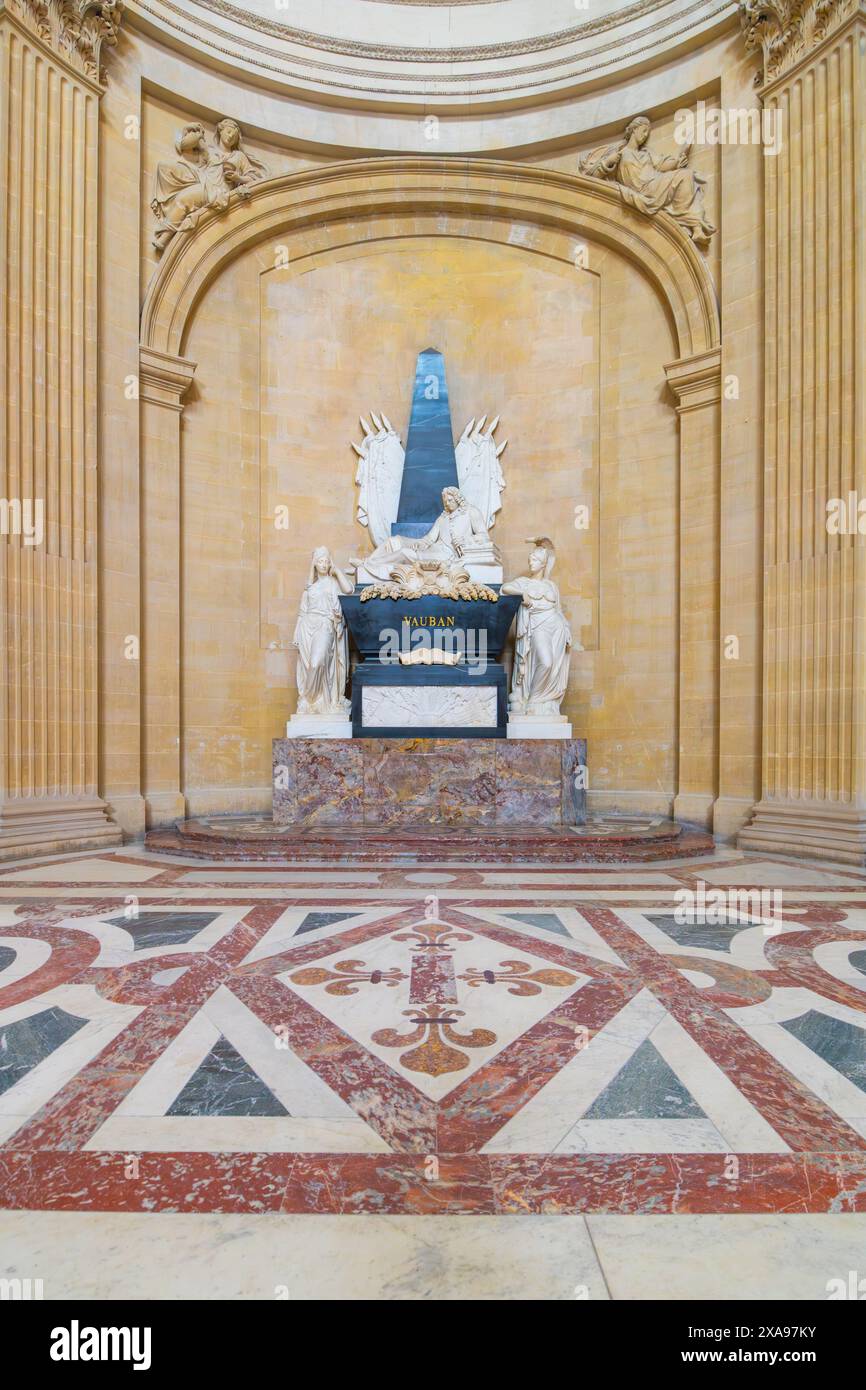 Le dernier lieu de repos du maréchal Foch, situé à l'intérieur de l'historique les Invalides à Paris, orné de couronnes et de sculptures. Paris, France Banque D'Images