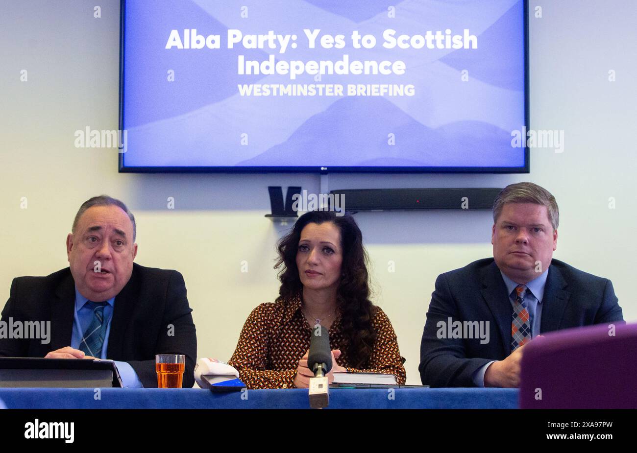 Londres, Angleterre, Royaume-Uni. 5 juin 2024. ALEX SALMOND (l), ancien premier ministre d'Écosse et chef du parti ALBA, s'exprime lors d'une conférence de presse sur les élections générales à Westminster avec le président du parti TASMINA AHMED-SHEIKH et le candidat CHRIS MCELENY. (Crédit image : © Tayfun Salci/ZUMA Press Wire) USAGE ÉDITORIAL SEULEMENT! Non destiné à UN USAGE commercial ! Crédit : ZUMA Press, Inc/Alamy Live News Banque D'Images