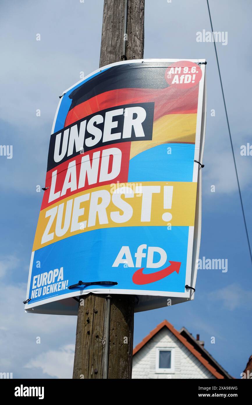 AFD-Wahlplakat - Wahl zum Europäischen Parlament - Die Wahl zum Europäischen Parlament findet vom 6. bis 9. Juni 2024 statt, sowohl in Deutschland als auch in Europa - Gerstungen, Deutschland, GER, DEU, Allemagne, 01.06.2024 - Gerstungen : Wahlplakat der Partei AFD mit dem slogan : AM 9,6. AFD - UNSER LAND ZUERST - EUROPA NEU DENKEN - LOGO : AFD - Abbildung: Deutsche Flagge Deutsche Nationalfarben Schwarz Rot Gold *** AFD affiche électorale élection au Parlement européen les élections au Parlement européen auront lieu du 6 au 9 juin 2024, à la fois en Allemagne et en Europe Gerstungen, Allemagne Banque D'Images