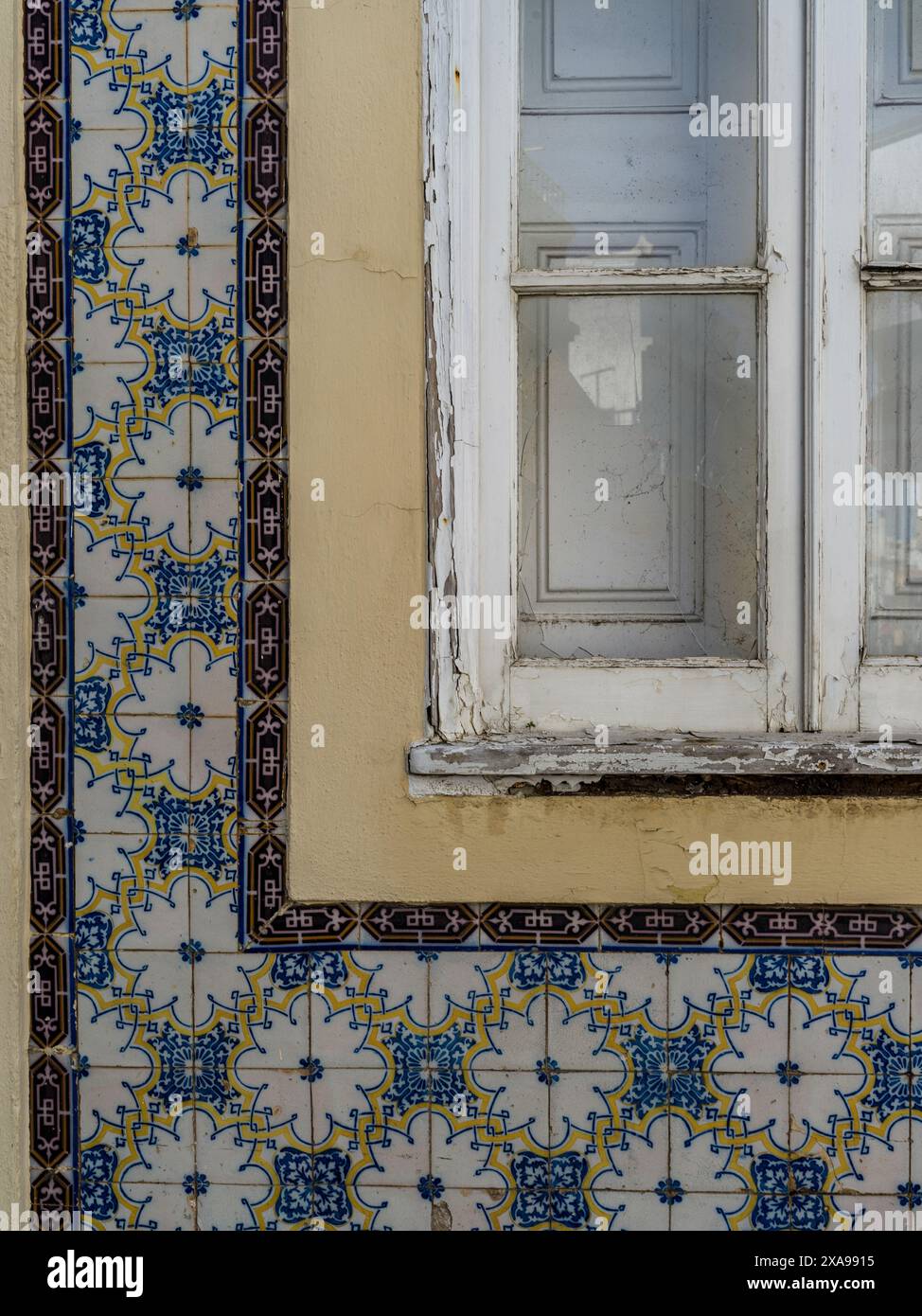 Tuiles à motifs sur un mur extérieur d'un bâtiment dans la ville de Lagos dans la région de l'Algarve du sud du Portugal, connue pour sa vieille ville fortifiée, falaises et Banque D'Images